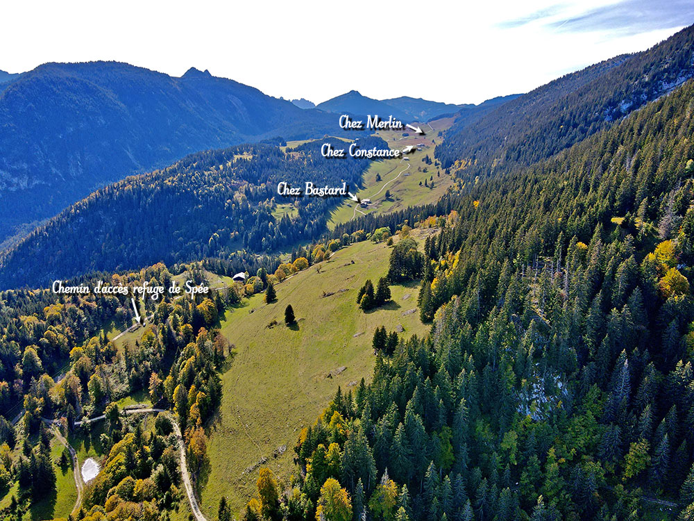 Le chalet refuge de Spée est situé à 1500 m d'altitude, vous pouvez y accéder depuis Petit Bornand les Glières ou Thorens les Glières. 