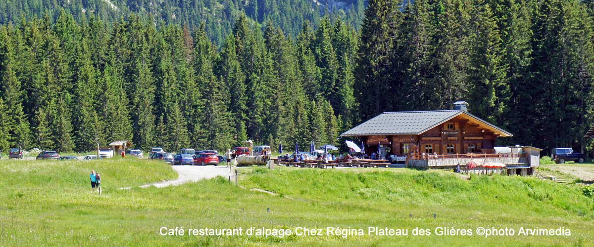 chalet restaurant d'alpage situé sur le plateau de beauregard en haute savoie guy degoutte arvimedia 