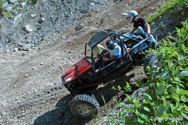 démonstration de voiture de trial en montagne